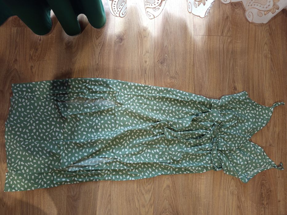 Damska zwiewna letnia sukienka na ramiączkach.