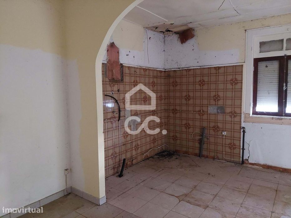 Moradia para restauro com terreno na periferia da cidade excelente opo