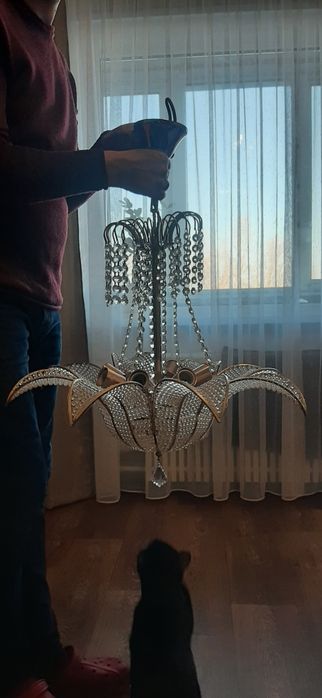 Продам хрустальную красивую люстру