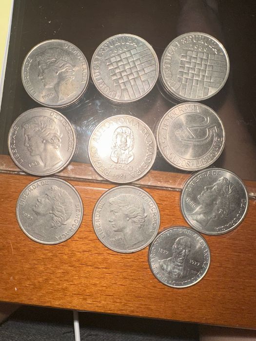 Lote de 10 moedas portuguesas de 25 escudos (anos 77-86)