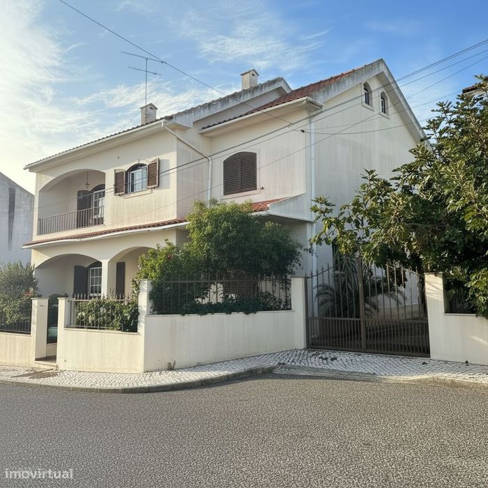 Moradia T4 com jardim e garagem em local privilegiado