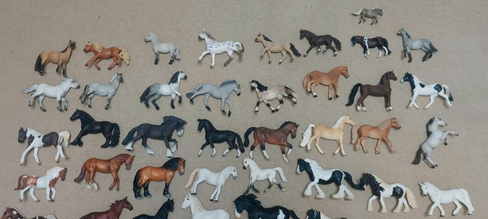 Konie Schleich plus akcesoria.