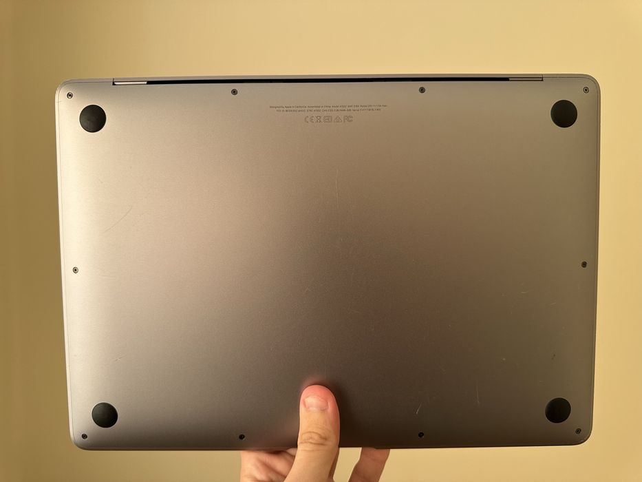 Продам MacBook Air 13” 2019p i5/8GB/128SSD