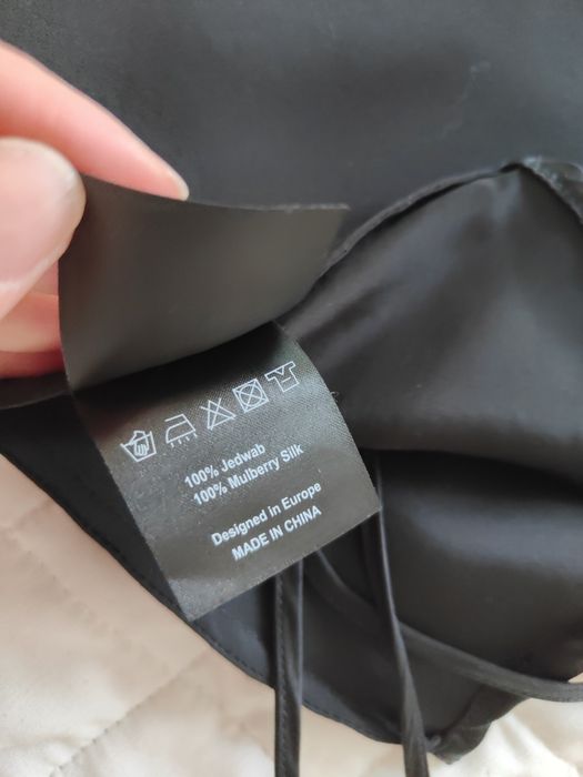 Lovli Silk M elegancki czarny jedwabny top na ramiączkach