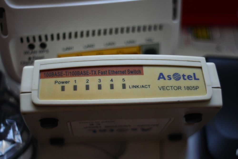 Сетевой концентратор (также хаб от англ. hub — центр)