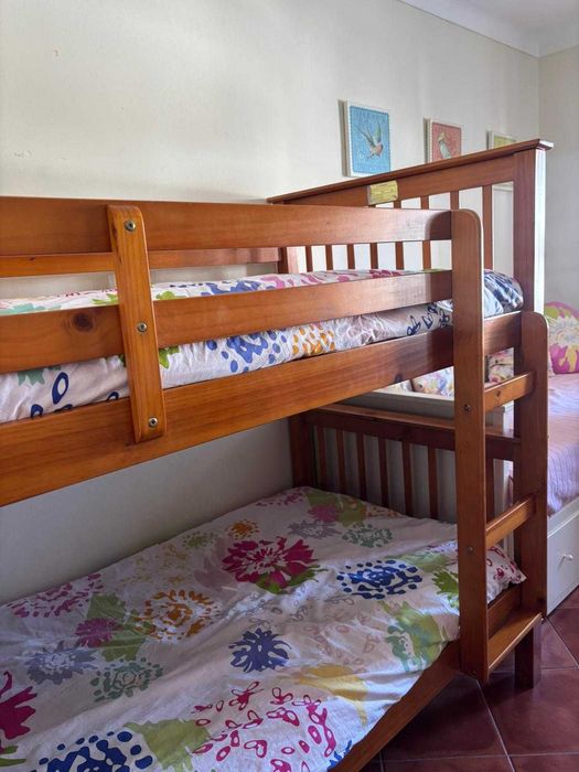 Beliche com colchões em V. N. Milfontes