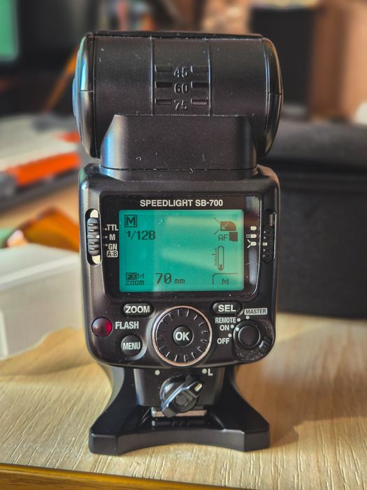 Накамерний спалах Nikon SB-700