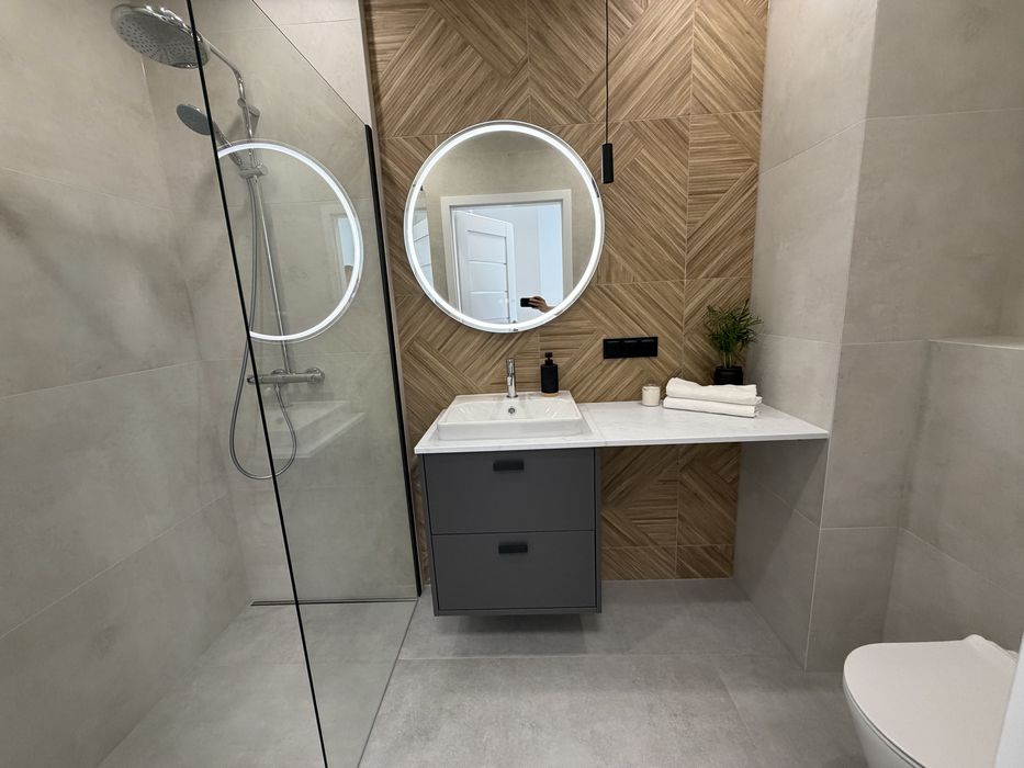 NOWE wykończone 2-pok w centrum / miejsce postój/komórka/balkon/winda