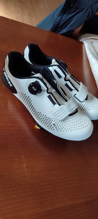 Sapatos trek como novos