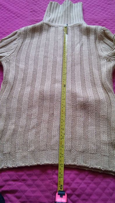 Красивый женский свитерок с ремешком