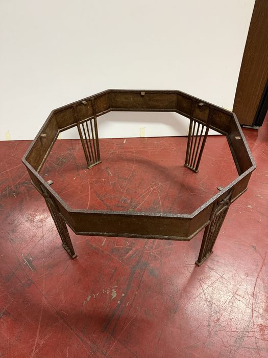 Mesa octogonal vintage em ferro forjado com vidro incluído