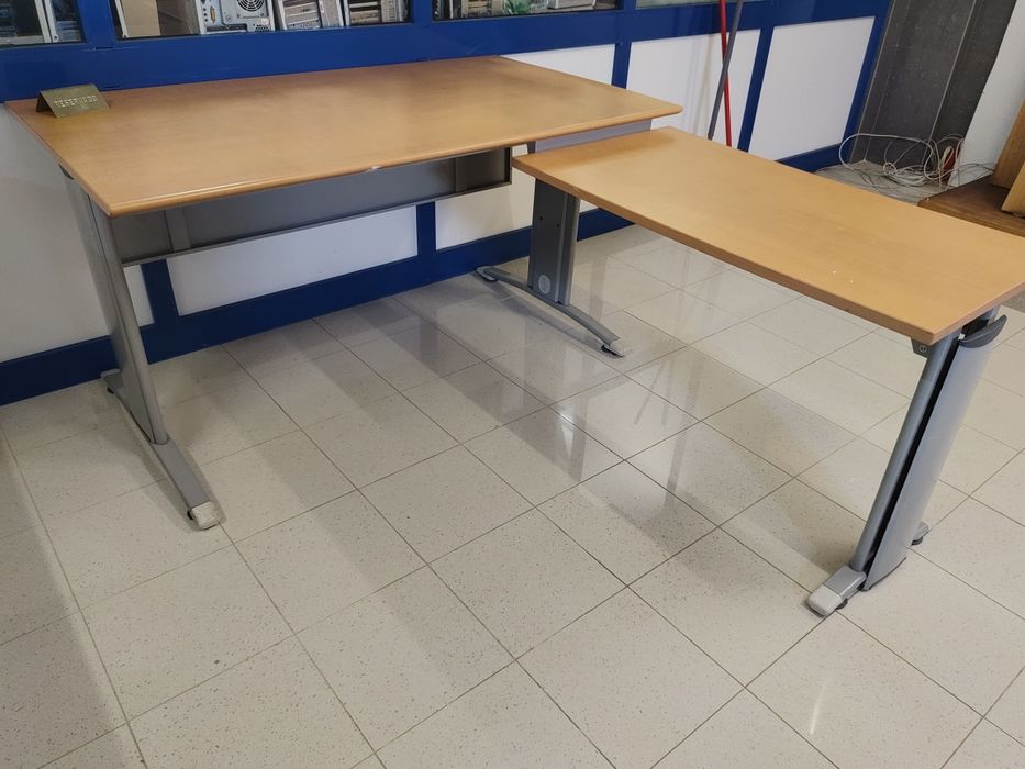 Corner secretary desk measuring 140x175 cm. The main secretary desk measures 140x8064584980976641123