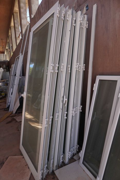 Portas e Janelas de Vidro Duplo Térmico com Estores Elétricos