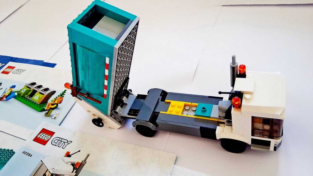 Lego City 60386 Recycling Truck em peças novas montado