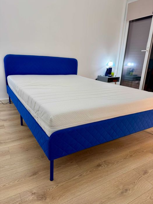 Cama de casal IKEA SLATTUM azul + colchão ÅKREHAMN 140x200