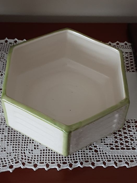 Floreira ou fruteira  hexagonal em cerâmica