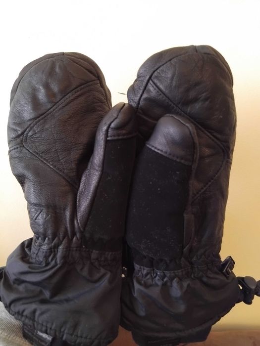 Перчатки лыжные с кожаной вставкой черные