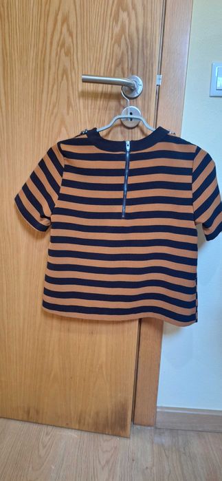 Blusa casual e elegante com colar de brilhantes