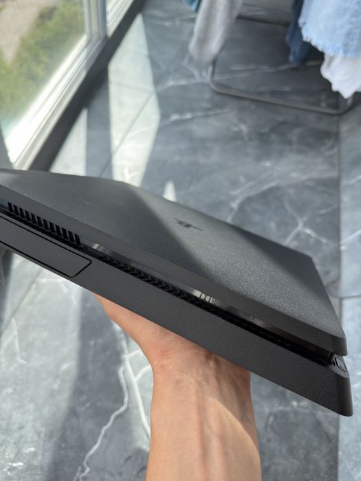 SonyPlastation 4 Slim