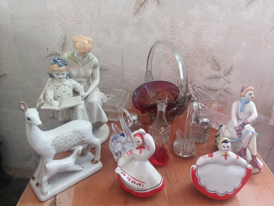 Фарфоровые статуэтки, хрусталь.