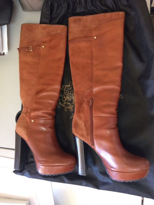 Sandálias Schutz e botas de cano alto