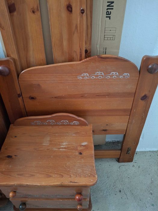 Mobiliário de criança - Cómoda, mesinha, cama e colchão - Tudo 100€