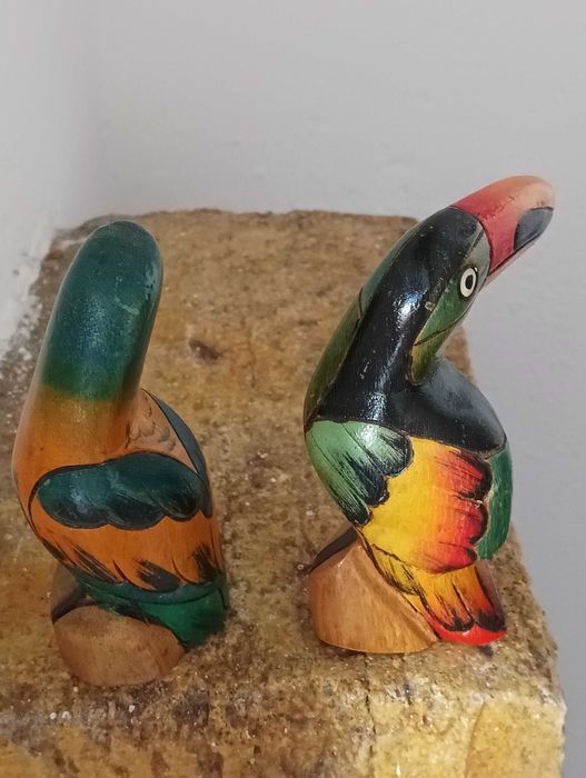 Estatuetas vintage de tucano e papagaio