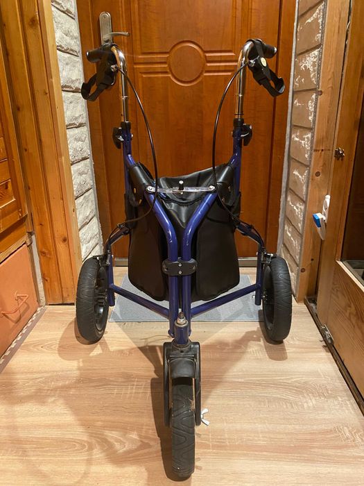 Wózek na zakupy i chodzik dla osoby starszej