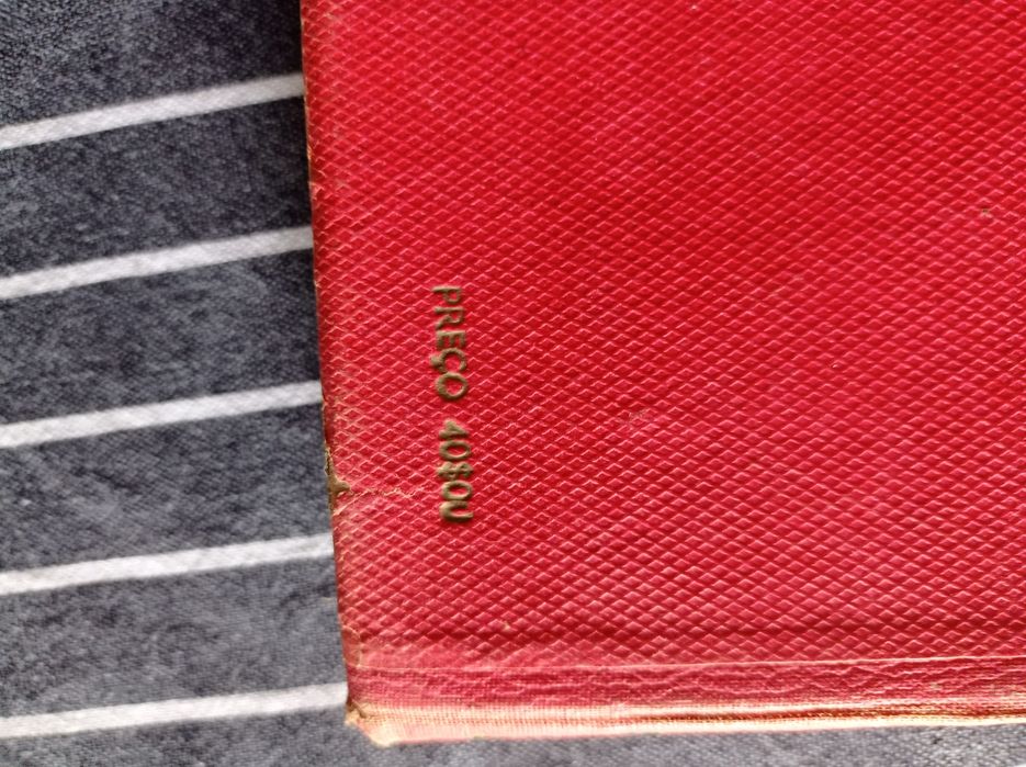 Livro antigo de " Os Lusíadas" para estudantes