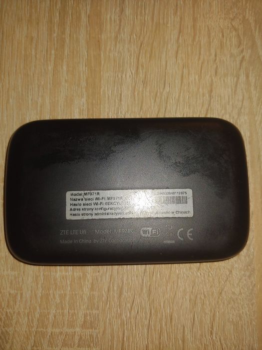 Router bezprzewodowy z modelem ZTE Mf971R