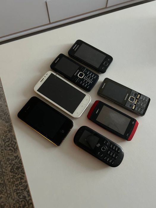 Лот кнопочних телефонів та планшет