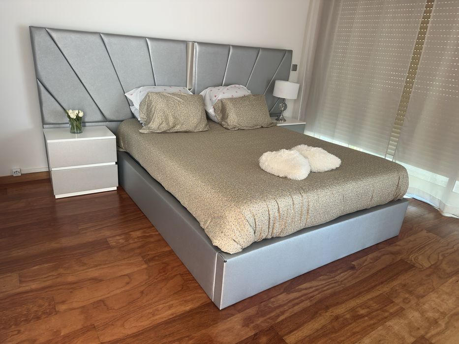 Vendo cama usada bom estado com estrado e mesas de cabeceira