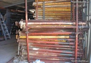 Vários lances de andaime e prumes de obra