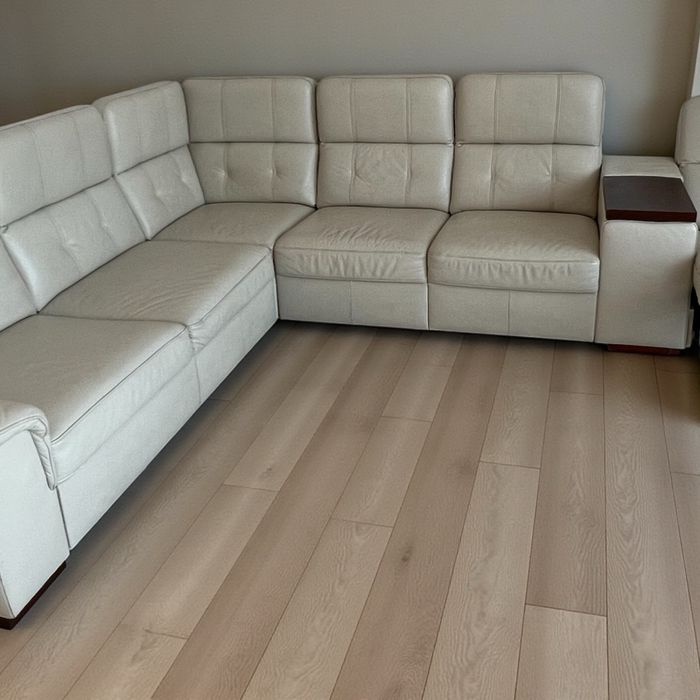 Narożnik skorzany z funkcja spania i funkcja relax.