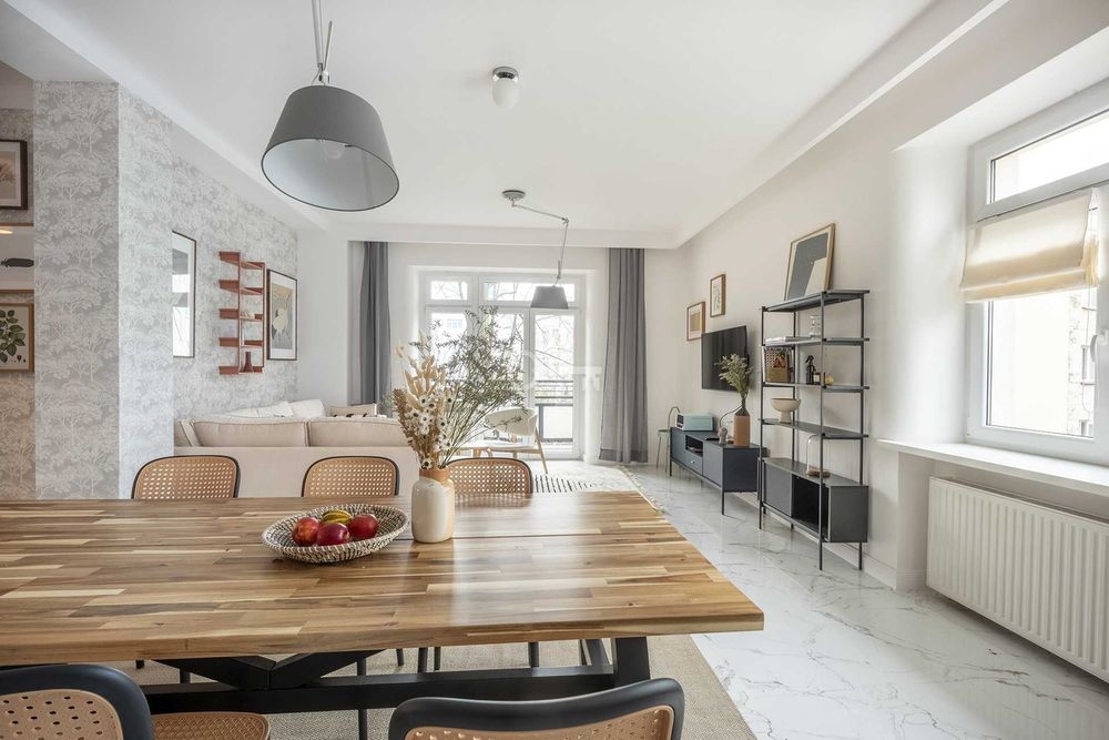 Sprzedam duży stół drewniany z krzesłami