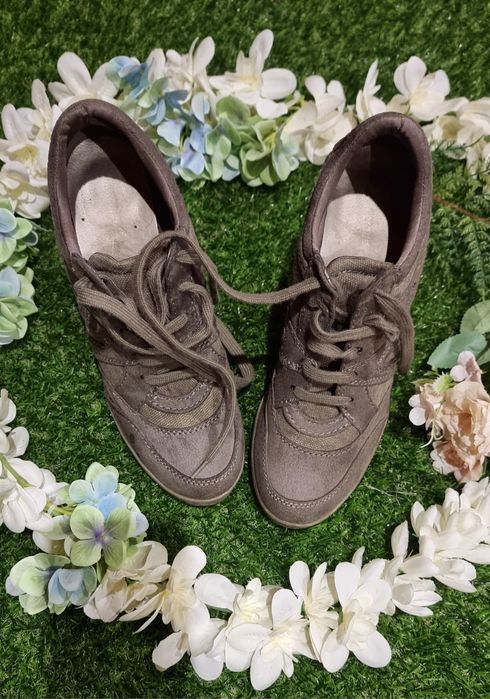 Sapato Cinza com Salto e Atacadores