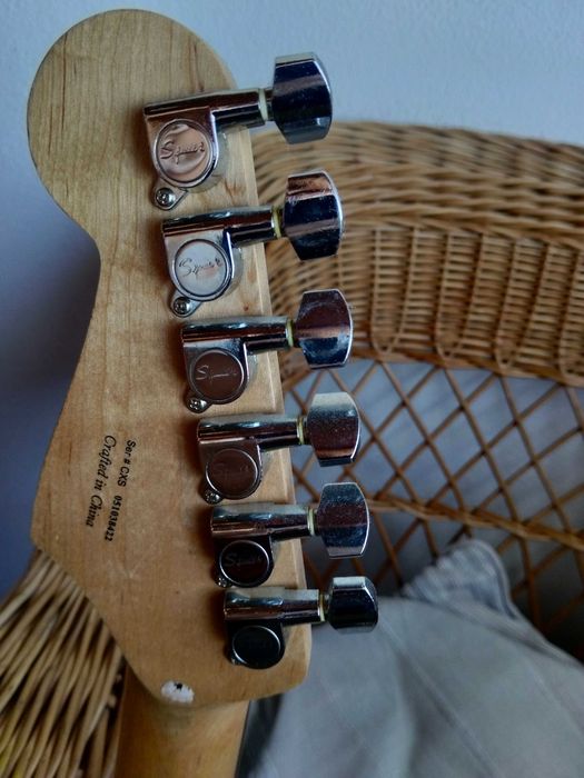 Guitarra Elétrica Squier Strat + Amplificador