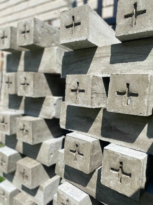Kamienie graniczne, zawibrowane/słupek geodezyjny