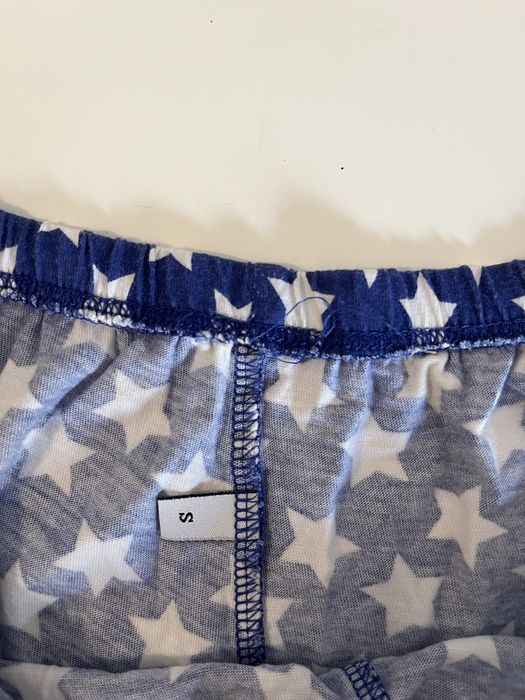 Calções azuis com estrelas