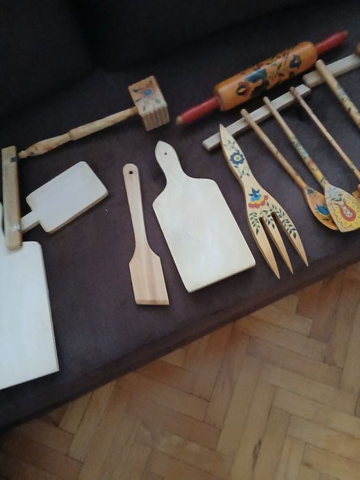 Zestaw drewnanych rzeczy do kuchni  z motywem  łowickim