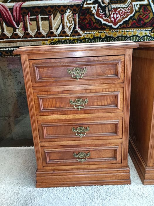 Par de mesinhas de cabeceira em madeira maciça de castanho velho