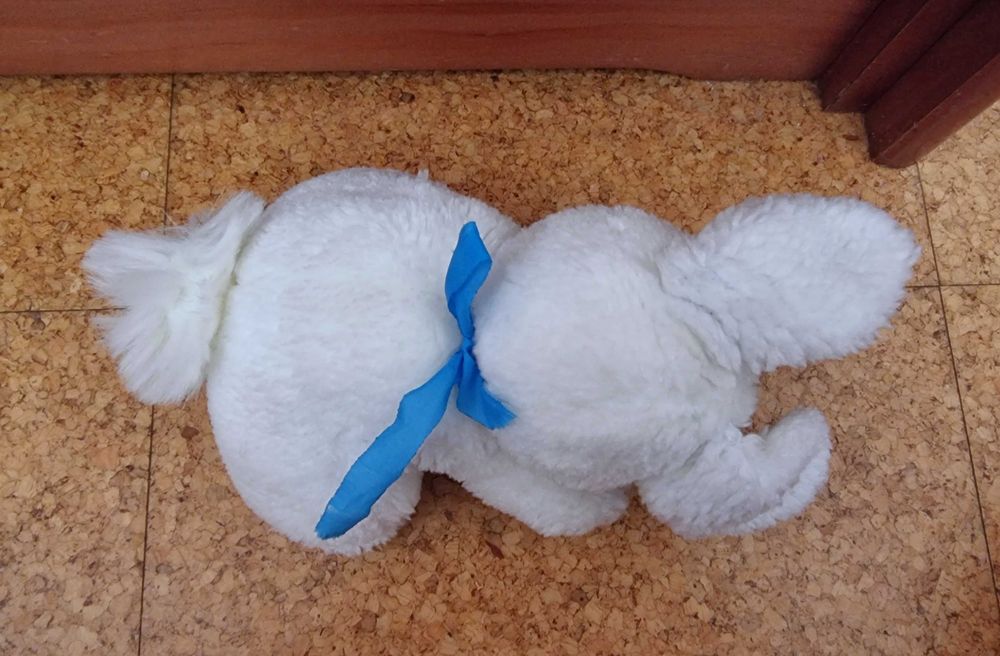 Coelho branco e azul de peluche