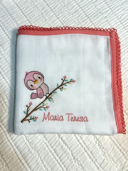 Fraldas bordadas com bainha simples