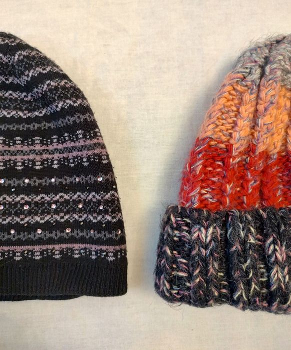 Полушерстяные шапочки: со стразами и без.