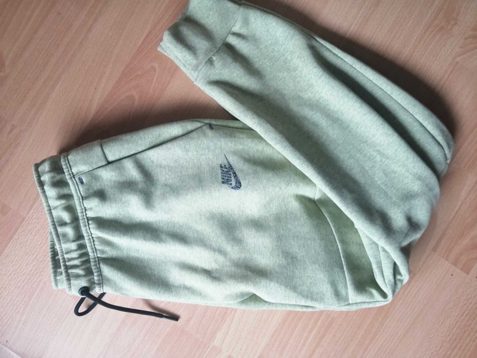 Nike Tech Fleece spodnie dresowe r. M
