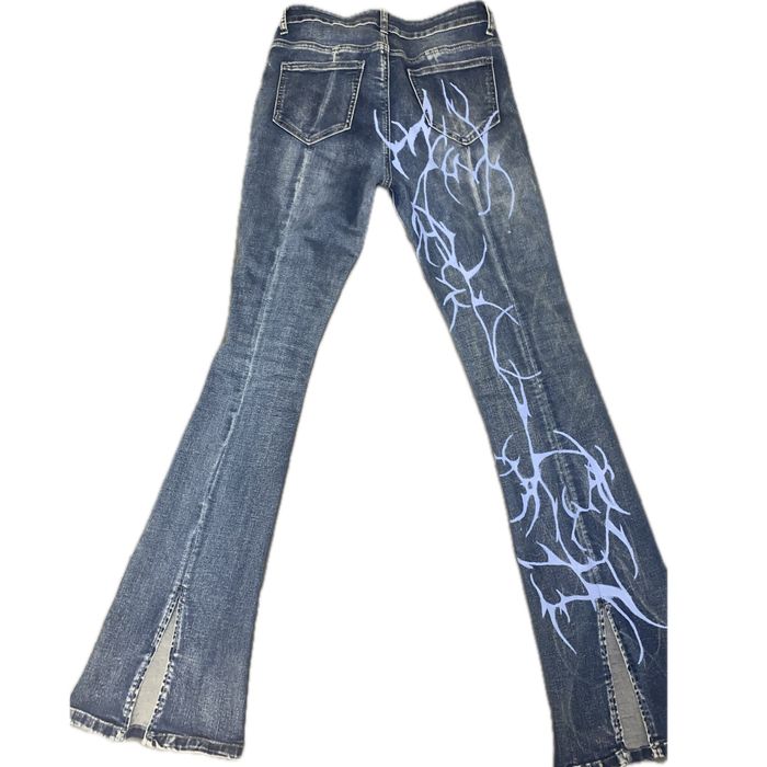 Джинсы в стиле Y2K / grunge street с элементами tribal aesthetics.