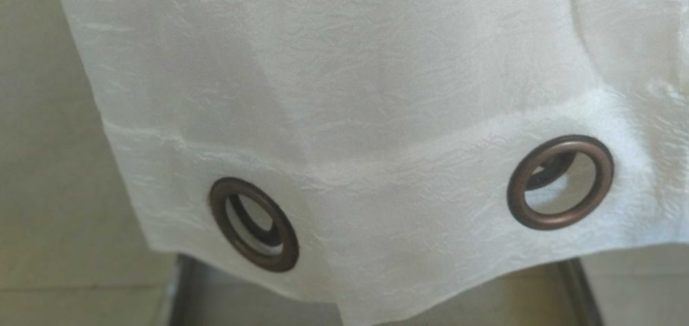 Par de cortinas brancas com apliques pretos e prateados