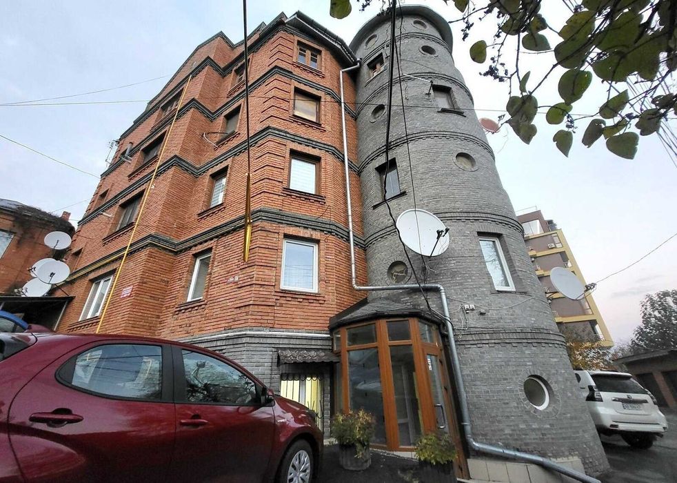 Продам квартиру з гаражем в Центрі міста