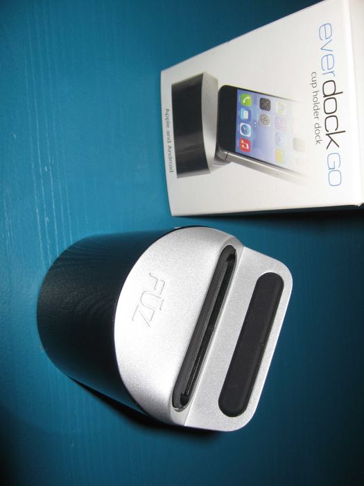 Podstawka do smartfonu ładowarka w miejscu kubka w aucie, na biurko