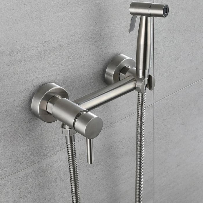 Смеситель с гигиеническим душем из нержавеющей стали цвет сатин.